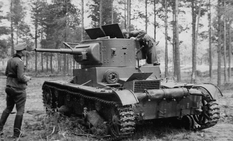 Брошенный советский легкий танк Т-26. Машина выпуска до 1938 года (с цилиндрической, а не конической башней), командирский вариант (оснащена радио).