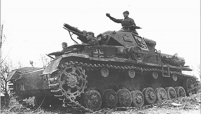 Советские танкисты на трофейном немецком среднем танке Pz.Kpfw. IV.