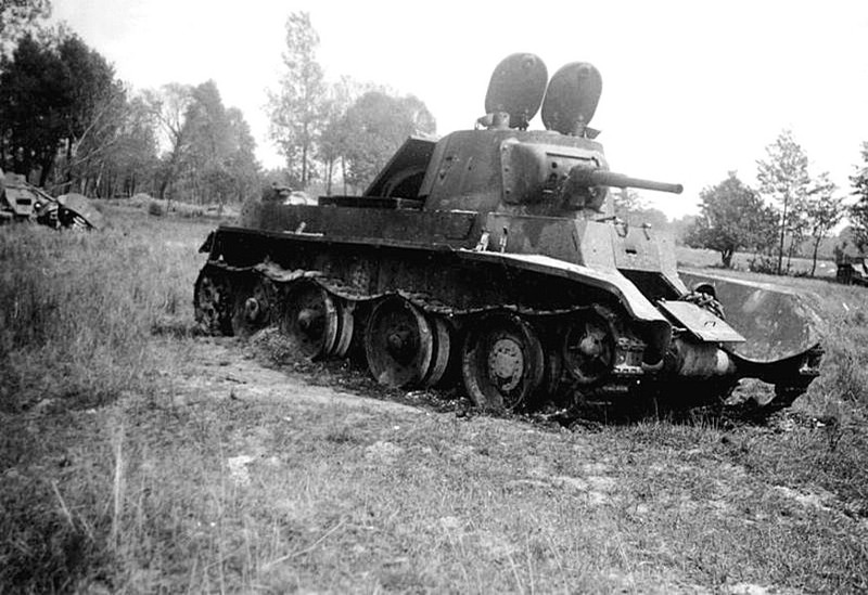 Сгоревший советский легкий танк БТ-7 образца 1937 года. 