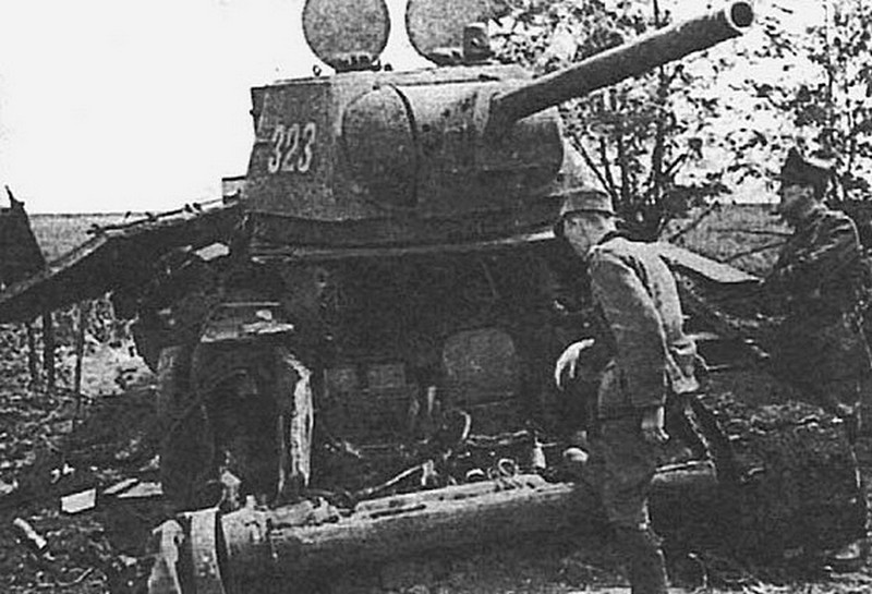 Совесткий танк Т-34 №323 с сорванным лобовым бронелистом