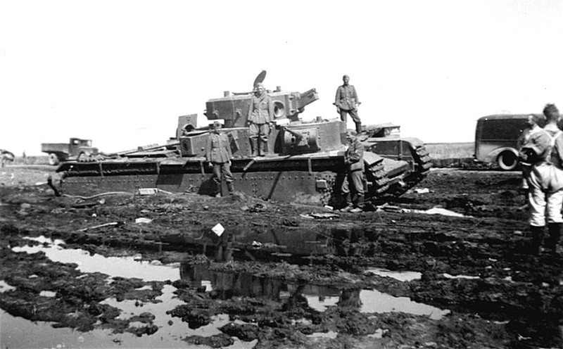 Немецкие солдаты позируют на советском тяжелом танке Т-35. Скорее всего, танк был брошен экипажем при отступлении из-за неисправности или нехватки горючего.