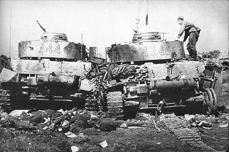 Подбитые в Бобруйской наступательной операции средние танки Pz.Kpfw IV 21-го танкового батальона немецкой 20-й танковой дивизии. Перед танками тела убитых немецких солдат.