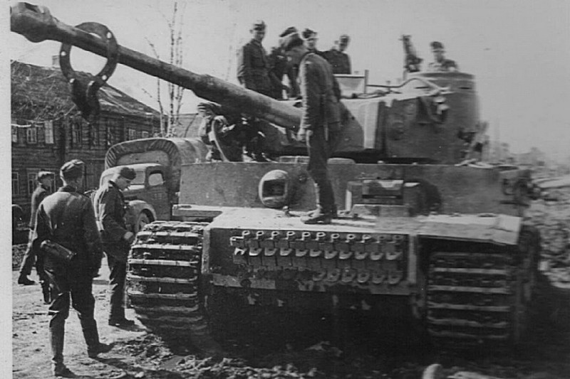 Новейшие немецкие тяжелые танки «Тигр» (PzKpfw VI «Tiger I») доставлены на боевые испытания на железнодорожную станцию Мга под Ленинградом, но машинам сразу же потребовался ремонт.
