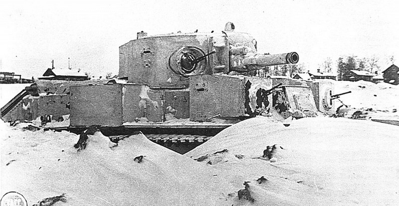 Этот средний трехбашенный танк Т-28 — один из немногих танков этого типа, переживших катастрофу первых месяцев войны, когда почти все такие танки были потеряны. Теперь он принимает участие в обороне Ленинграда.