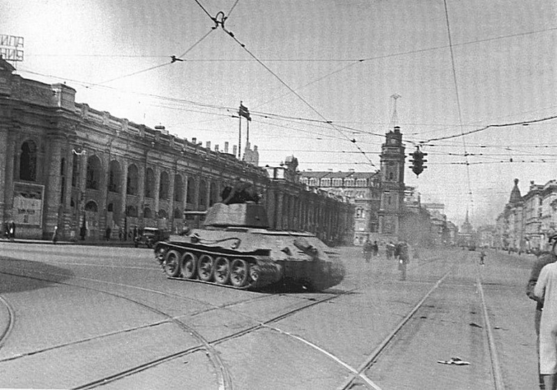 Танк Т-34 на углу Невского проспекта и Садовой улицы Ленинграда