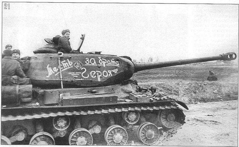 Советский тяжелый танк ИС-2 на марше