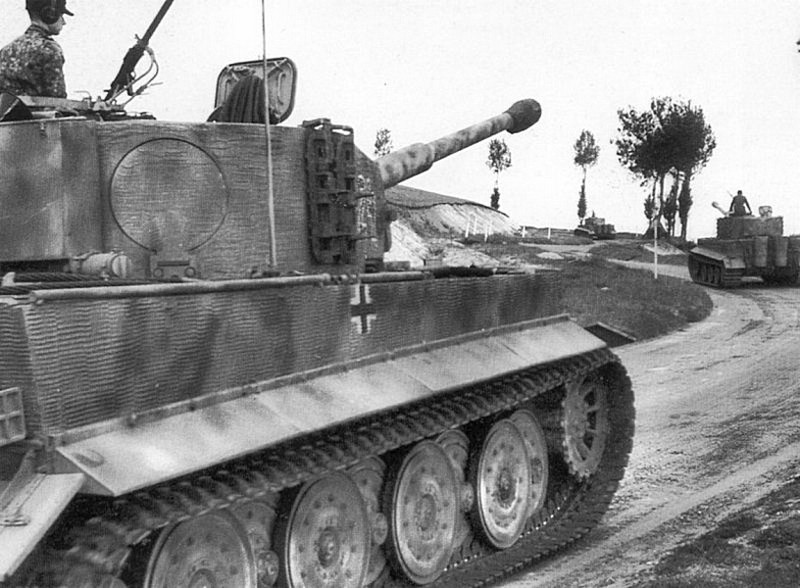 Немецкие тяжелые танки «Тигр» 101-го тяжелого танкового батальона СС движутся по дороге 316 к Morgny (Нормандия, Франция), 7 июня 1944 года.