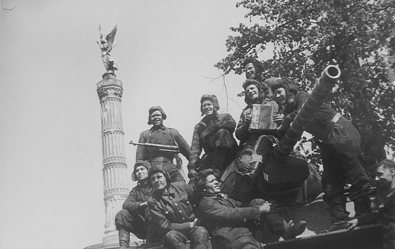 Советские танкисты позируют на танке Т-34 на фоне Колонны победы в Берлине