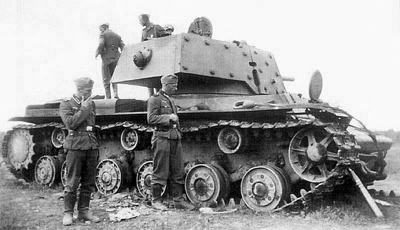 Немецкие солдаты осматривают подбитый советский тяжелый танк КВ-1. 1941 год