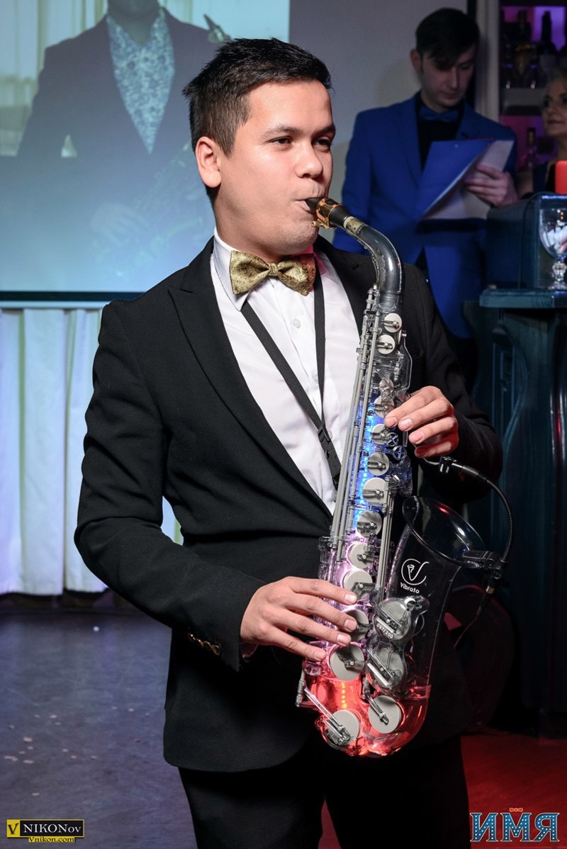 Пермский музыкант играет на уникальном светящемся прозрачном саксофоне