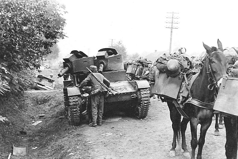Брошенные польские танки в районе Львова. Время съемки: сентябрь 1939