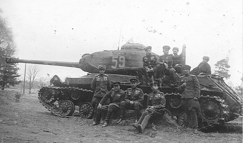 Командный состав 88-го отдельного гвардейского тяжелого танкового полка и танк ИС-2