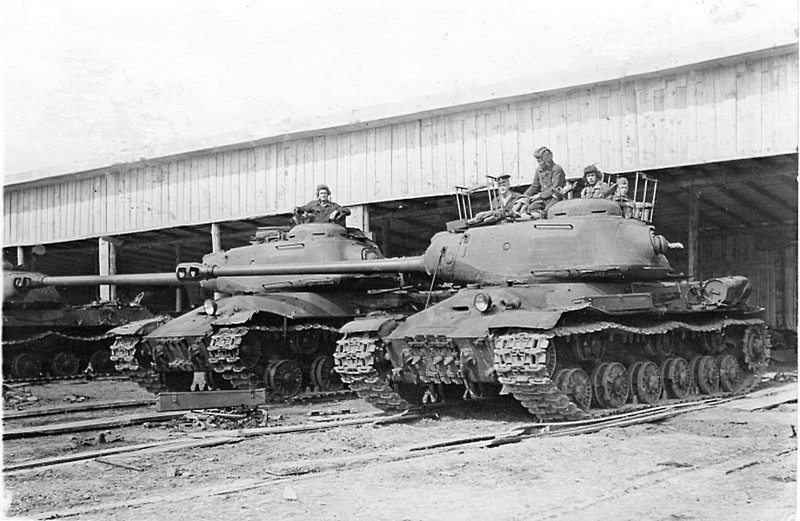 Танки ИС-2 74-го тяжелого танко-самоходного полка рядом с построенным в Гюстрове танковым парком. В апреле-мае эти танки в составе отдельного 88-го танкового полка участвовали в штурме Берлина.