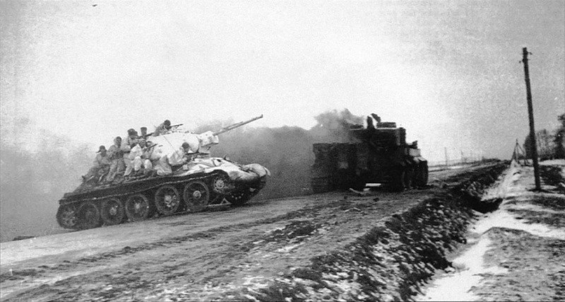 Cоветский танк Т-34 с десантом пересекает магистраль Житомир-Бердичев