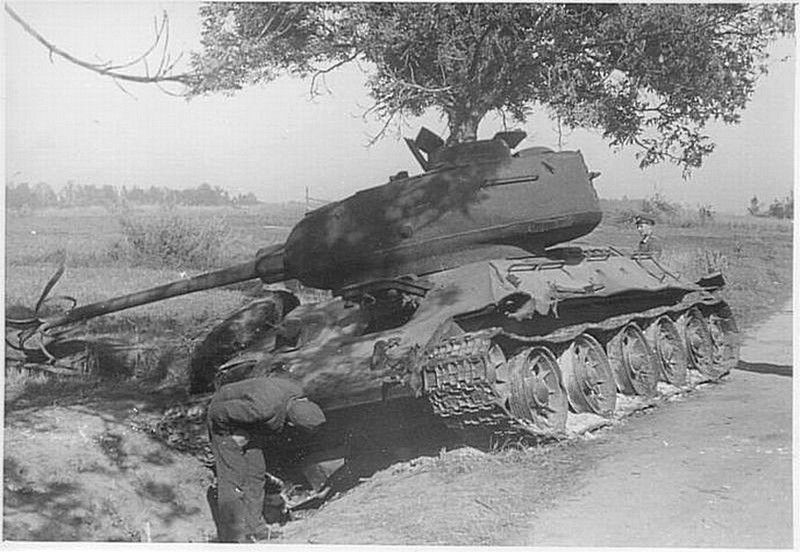 Подбитый советский танк Т-34-85 с разорванным стволом