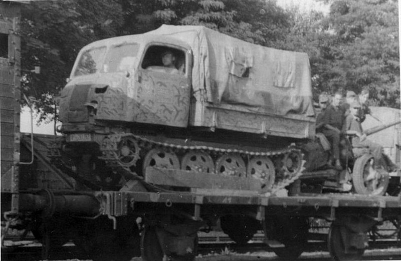 Немецкий гусеничный тягач (трактор) RSO фирмы «Штайр» на железнодорожной платформе перед отправкой на фронт.