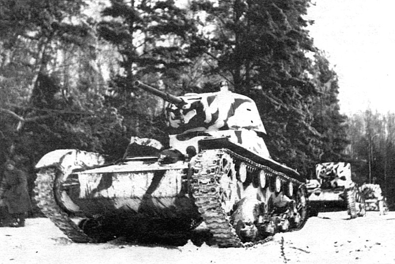 Советские легкие танки Т-26 под Москвой в декабре 1941. В колонне танки разных модификаций, имеющие башни различных типов.
