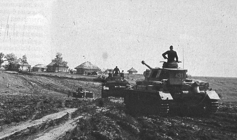 Немецкие танки занимают село, предположительно на Украине.
