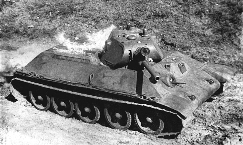 Советский танк Т-34 (до принятия в серийное производство — А-34) на испытаниях. Забрасывание моторного отсека бутылками с горючей смесью. Время съемки: март 1940. 