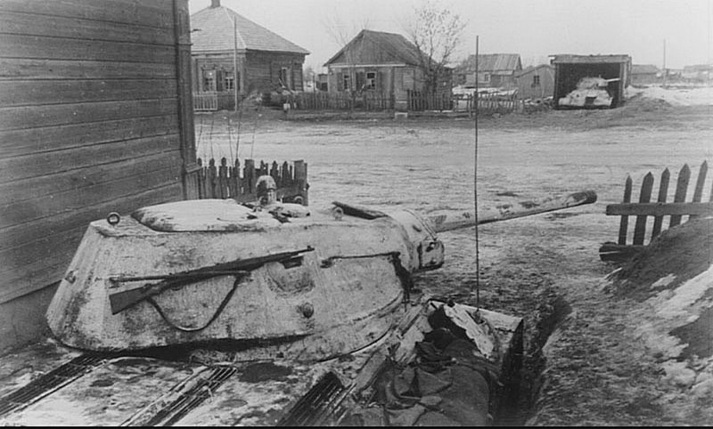 Замаскированные  тридцатьчетверки, январь 1942 г., район Ржева. Фотография интересна тем, что  кто-то из экипажа оставил на броне винтовку, так как она не помещалась в танке.