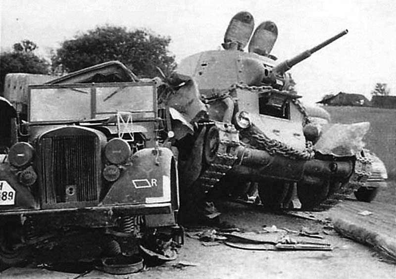 Советский танк БТ-7 с конической башней и тактическим знаком «белый крест» на башне таранил немецкую штабную машину.