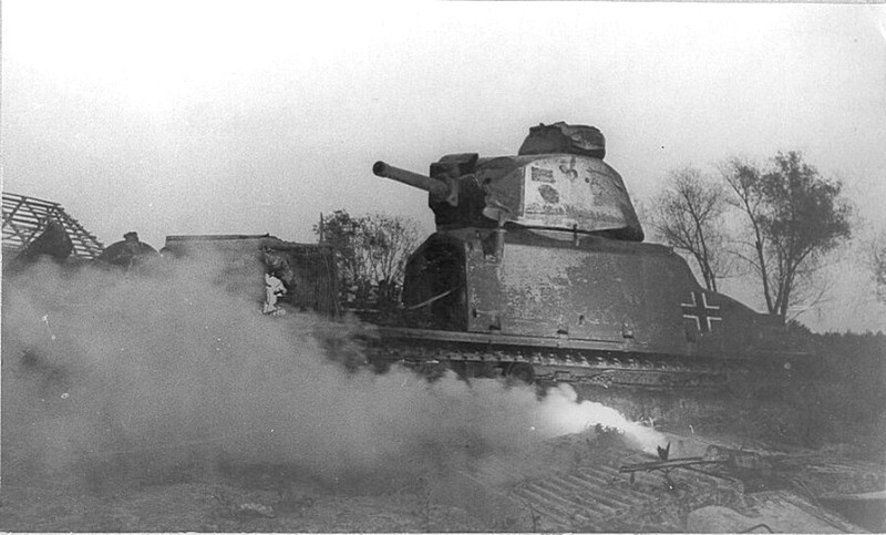 Уничтоженный немецкий танк, бывший французский средний танк «Сомуа» S 35 (Somua S35, Char 1935 S), повёрнутый  правым бортом. 400 таких танков достались Германии в качестве трофея после разгрома Франции в 1940 году.