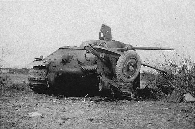 Советский танк Т-34 давит немецкую легкую противотанковую пушку PaK 35/36 калибра 37 мм, которую называли «колотушка».
