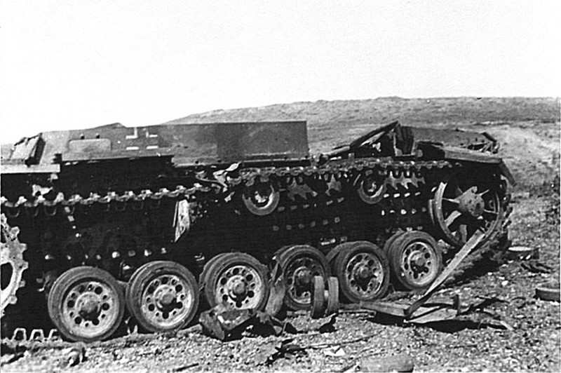Разбитый немецкий танк PzKpfw III близ Севастополя.