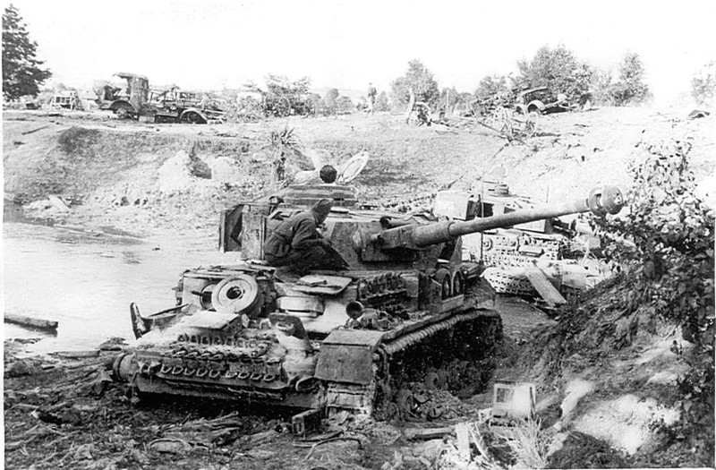 Уничтоженная колонна немецкой техники. Советские солдаты осматривают разбитую немецкую технику.