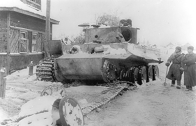 Советские офицеры возле подбитого тяжелого танка «Тигр» (PzKpfw VI «Tiger») командира 3-й роты 502-го тяжелого танкового батальона вермахта