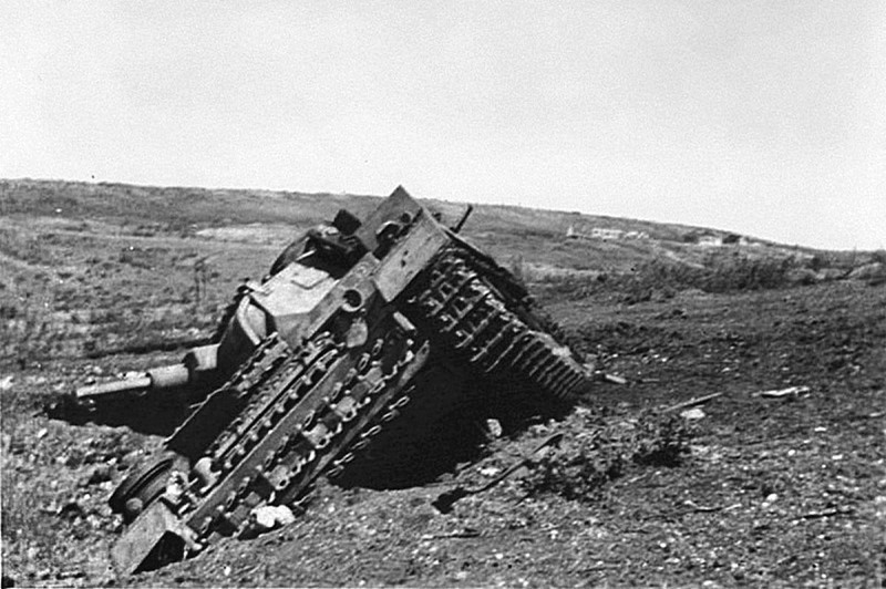 Подбитый танк PzKpfw III около Севастополя.