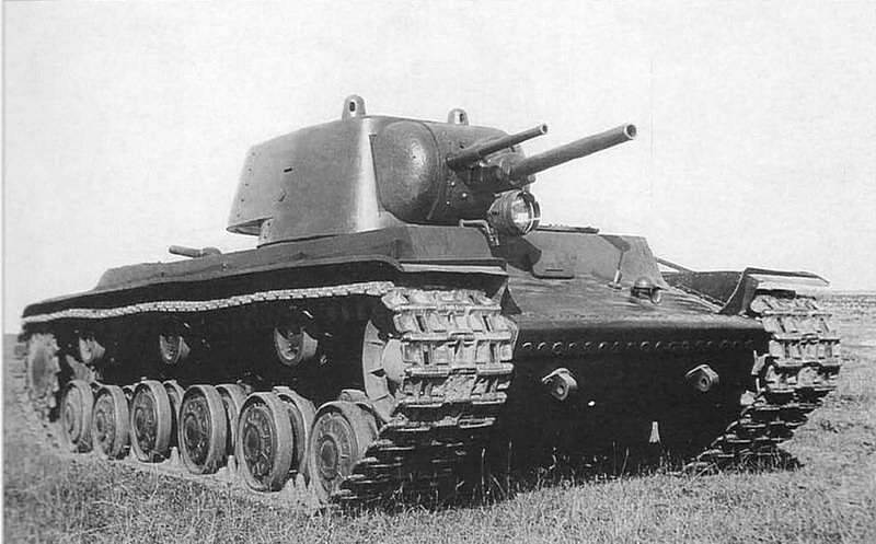 Первый опытный образец танка КВ (У-0) перед отправкой в Москву. Сентябрь 1939 г. В башне танка смонтированы два орудия: 76-мм Л-11 и 45-мм. В декабре 1939 г., перед отправкой У-0 в 20-ю тяжелую танковую бригаду, 45-мм орудие было снято.
