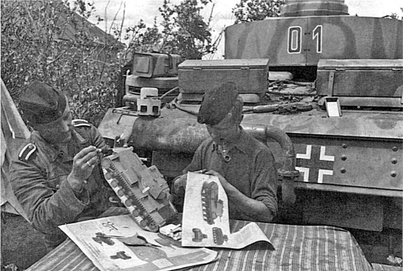 Немцы клеят бумажную модель советского танка КВ-1