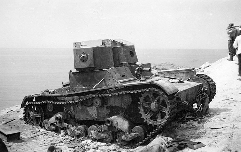 Подбитый советский легкий двухбашенный пулеметный танк Т-26 близ Севастополя. Время съемки: 1942 год 