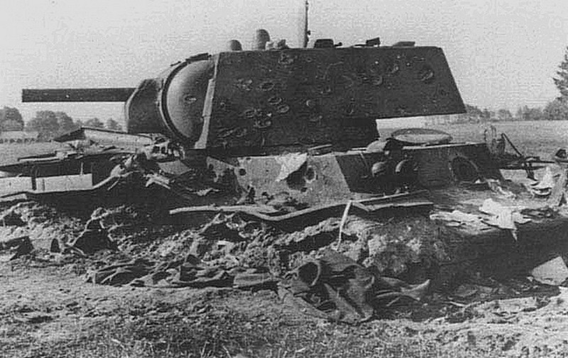 Подбитый советский тяжёлый танк КВ-1.