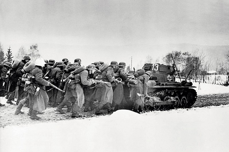 Немецкие солдаты передвигаются под прикрытием танка Pz.Kpfw. I по дороге