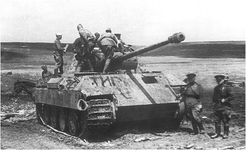 Советские бойцы осматривают подбитый немецкий танк Pz.Kpfw. V «Пантера» №834.