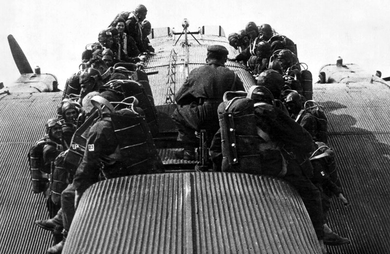 Воздушный десант, 1930–е годы, СССР. Взвод десантников готовится к взлёту на бомбардировщике ТБ–3.