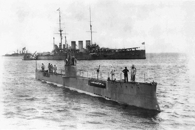 Подводная лодка "Акула" на фоне крейсера "Рюрик". Императорский флот, Российская империя, 1913 год.