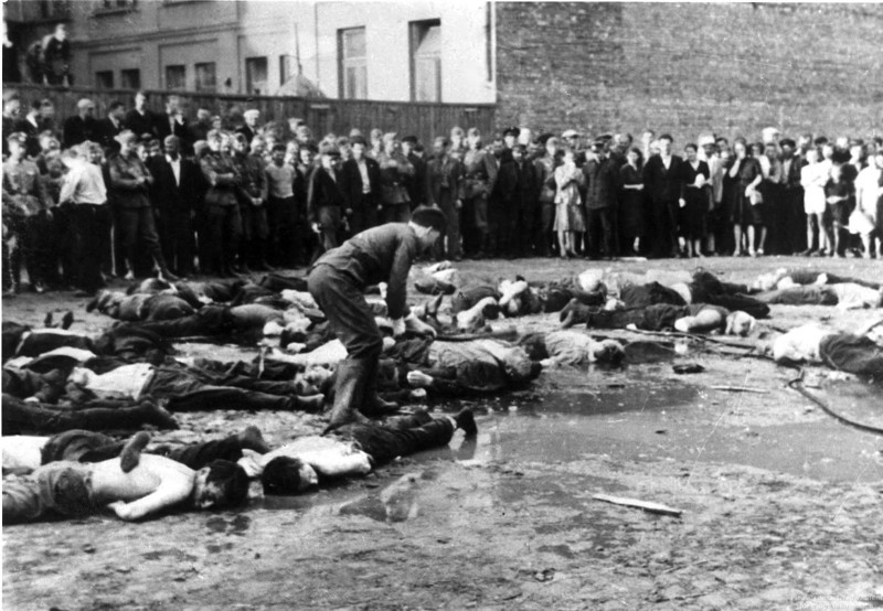 Каунас, 1941 год. Литовские патриоты от радости, что их освободили от советской оккупации, устроили еврейский погром. На фотографии патриот свободной Литвы добивает раненного еврея ломом.