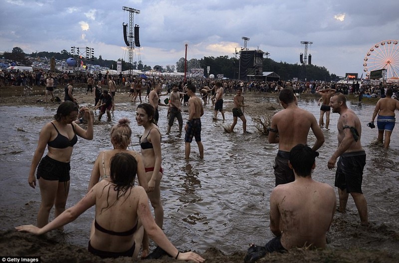 Грандиозный неформальный фестиваль Woodstock длится 3 дня, ежегодно собирает более 500 000 человек со всей Европы и продвигает "разнообразие и терпимость"