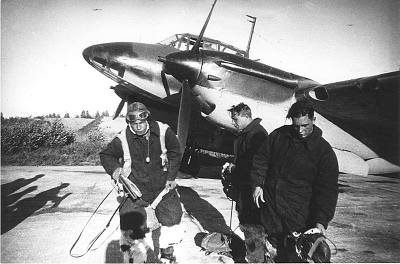 Экипаж советского пикирующего бомбардировщика Пе-2 после боевого вылета.
