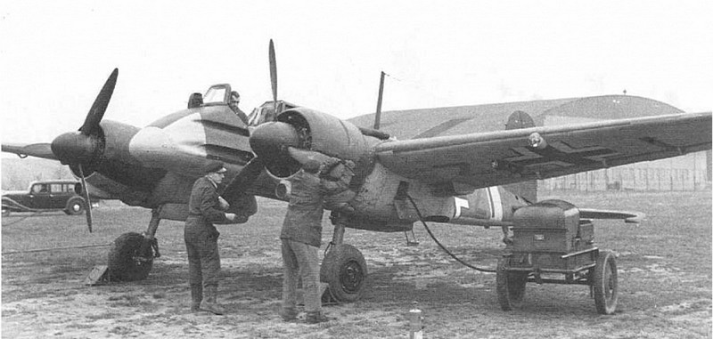 Проверка двигателей немецкого самолета-штурмовика Хеншель Hs 129. Достаточно редкая машина (выпущено 865 самолетов), использовалась в основном на Восточном фронте с 1942 по 1945 год.