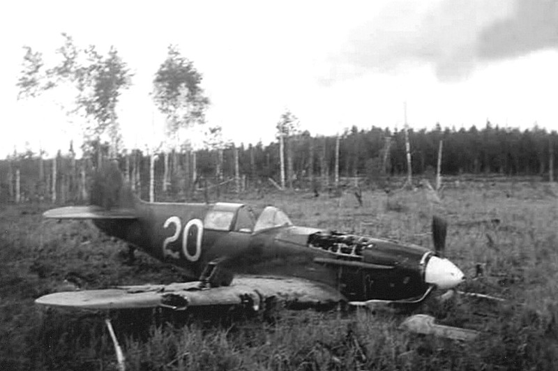 Поврежденный советский истребитель ЛаГГ-3