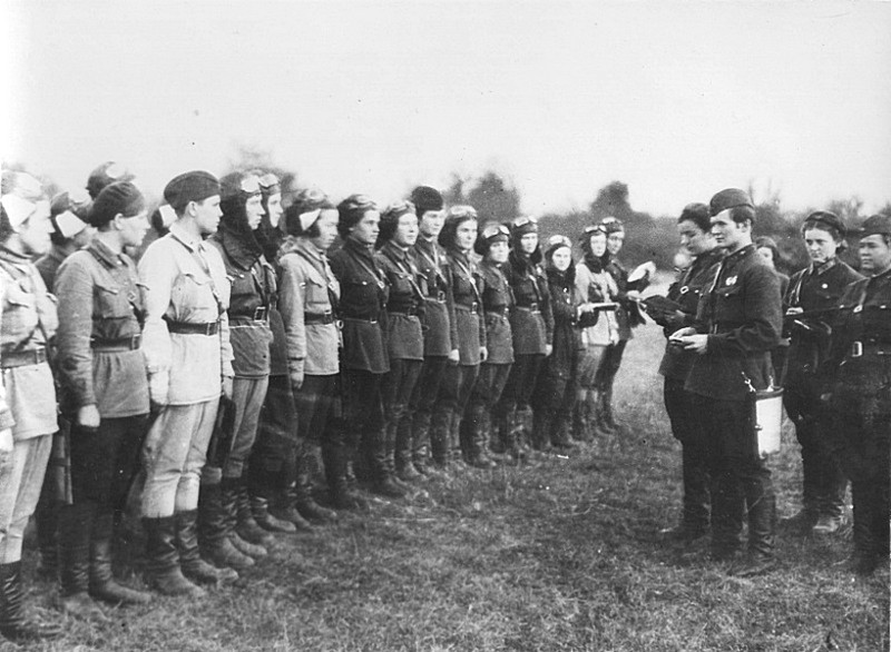 Командир женского авиаполка Е.Д. Бершанская ставит боевую задачу своим летчицам. Время съемки: сентябрь-октябрь 1942.