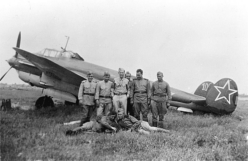 Советские летчики с американцем у самолета Пе-2