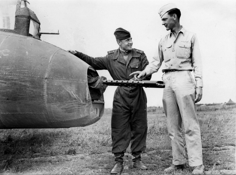 Лейтенант Ворожеев и стафф-сержант Томас Саммерс (Thomas Summers) у кормовой огневой установки американского тяжелого бомбардировщика Б-17 «Летающая крепость». 169-я авиабаза особого назначения, аэродром Полтава.