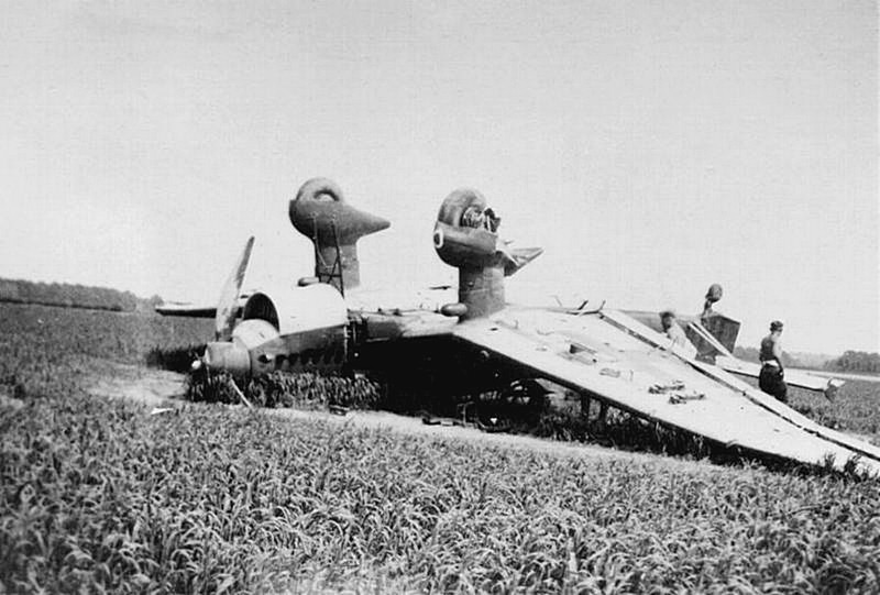 Юнкерс Ю-87 кверху лапами. Скапотировавший немецкий бомбардировщик Ju-87.