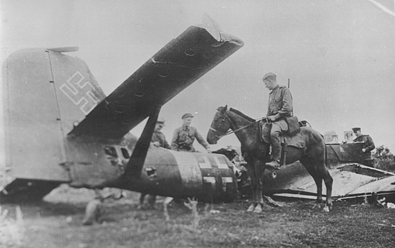 Красноармейцы рядом со сбитым немецким пикирующим бомбардировщиком Ю-87D (Ju-87D), район Курска, 1943 год..