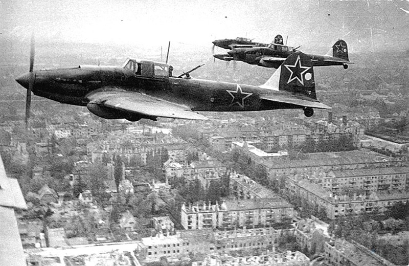 Советские штурмовики Ил-2 из 4-й воздушной армии в небе над Берлином